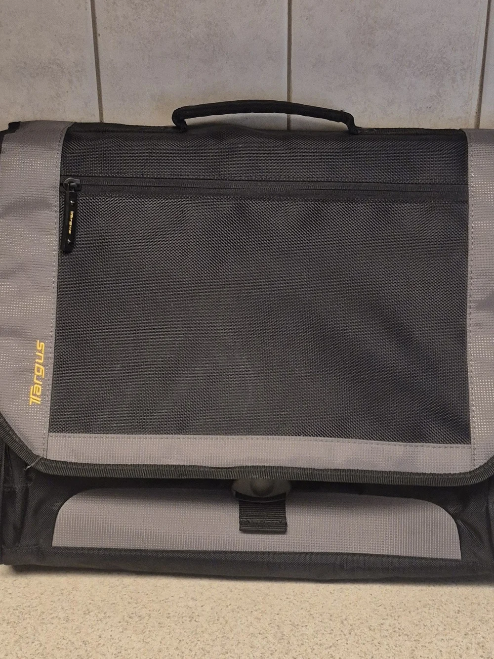 Targus Men’s Black & Gray Messenger Bag NWOT